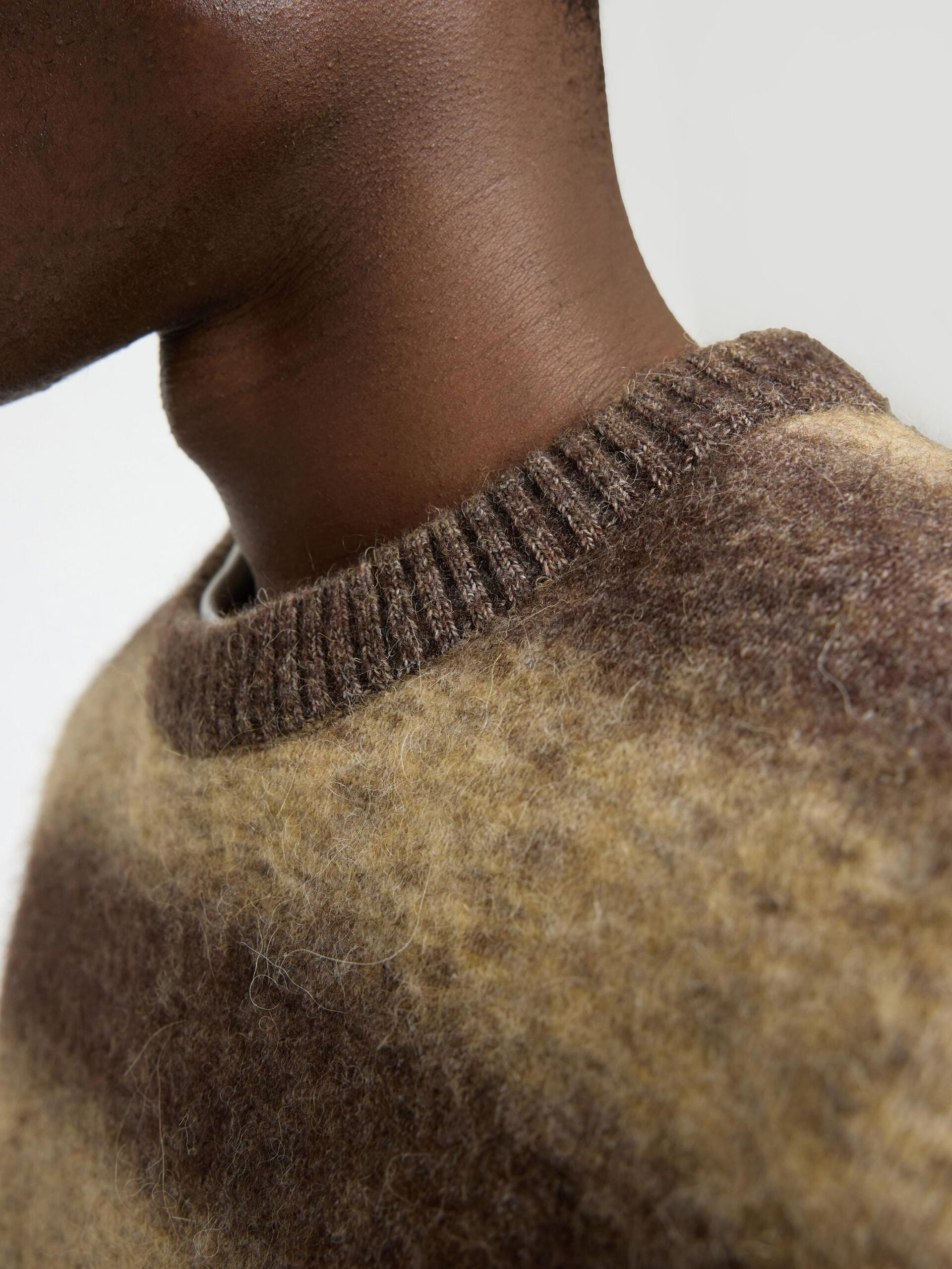 SELECTED HOMME OMBRE CREW NECK - CHOCOLATE TORTE